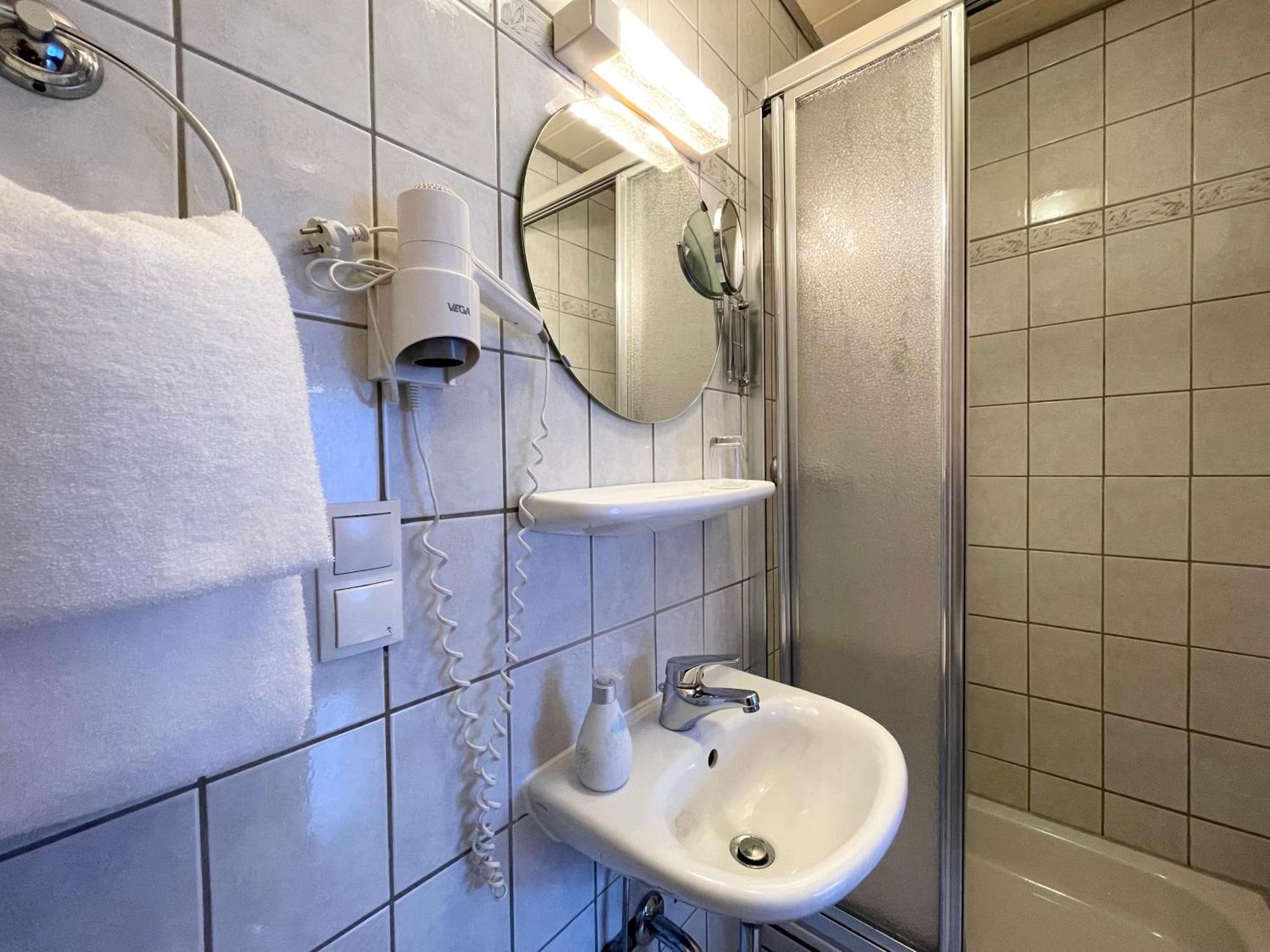 Hotel-Pension Hommen โคเบลนซ์ ภายนอก รูปภาพ